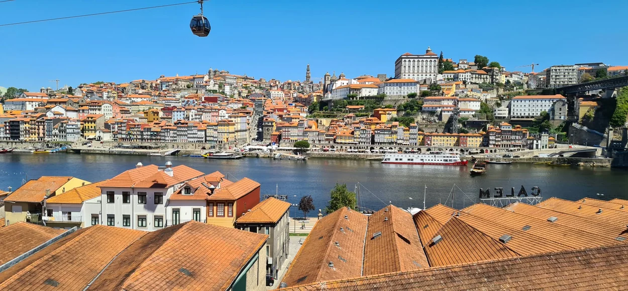 Panorámica de la Ribeira de Oporto con fachadas y tejados históricos junto al río Duero.