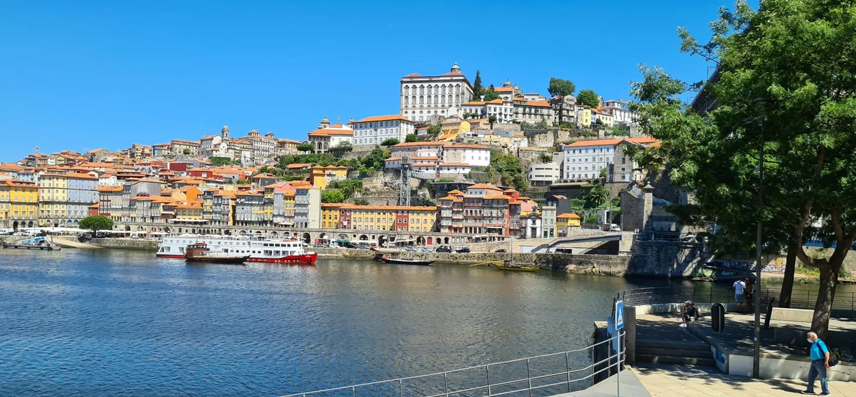 Vista de las casas de colores de la Ribeira de Oporto junto al río Duero.