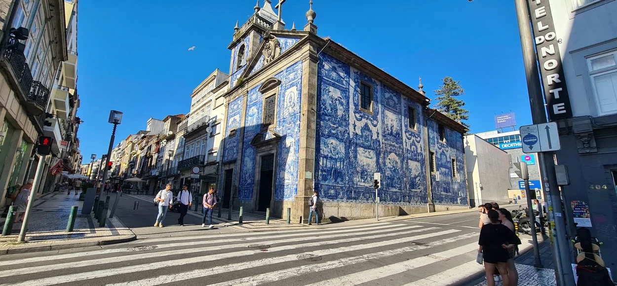 Capilla de las Almas de Oporto con su fachada de azulejos azules y blancos.