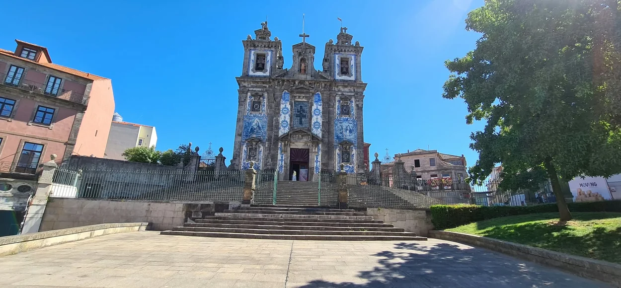 Iglesia de Santo Ildefonso en Oporto de día, con fachada barroca y azulejos portugueses.