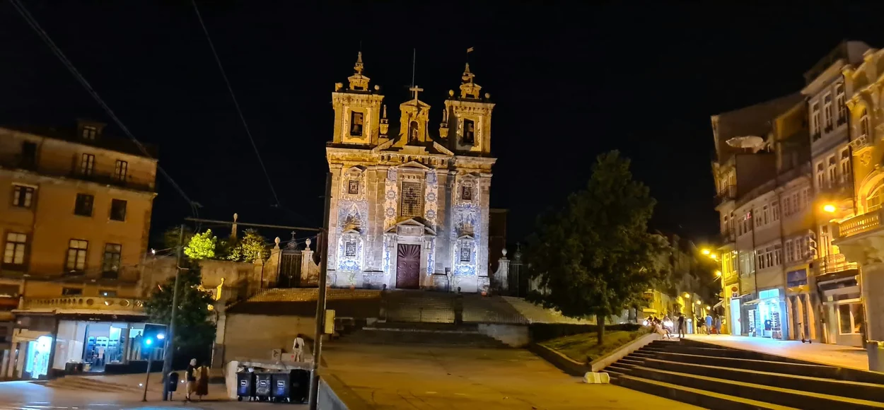 Iglesia de Santo Ildefonso de Oporto iluminada durante la noche.