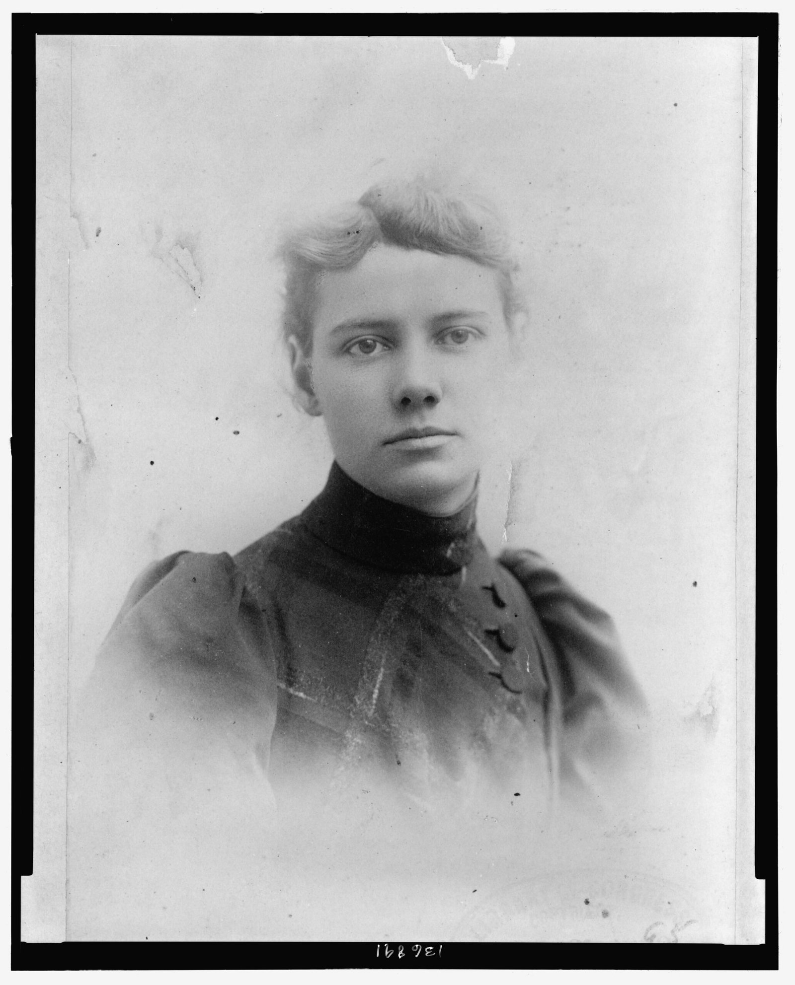 Retrato histórico en blanco y negro de la periodista Nellie Bly, hacia 1890. Fotografía de H. J. Myers, Biblioteca del Congreso.