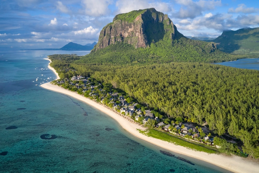 Vista aérea de la playa de Le Morne, con aguas turquesas, vegetación tropical y la montaña Le Morne Brabant.