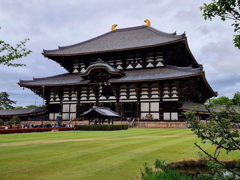 Gran Salón del Buda del templo Tōdai-ji de Nara, con su monumental arquitectura tradicional de madera y jardines.
